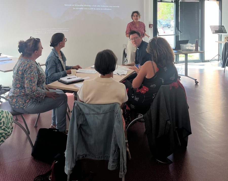 Camille Seux anime un atelier de formation à l'évaluation d'impact
