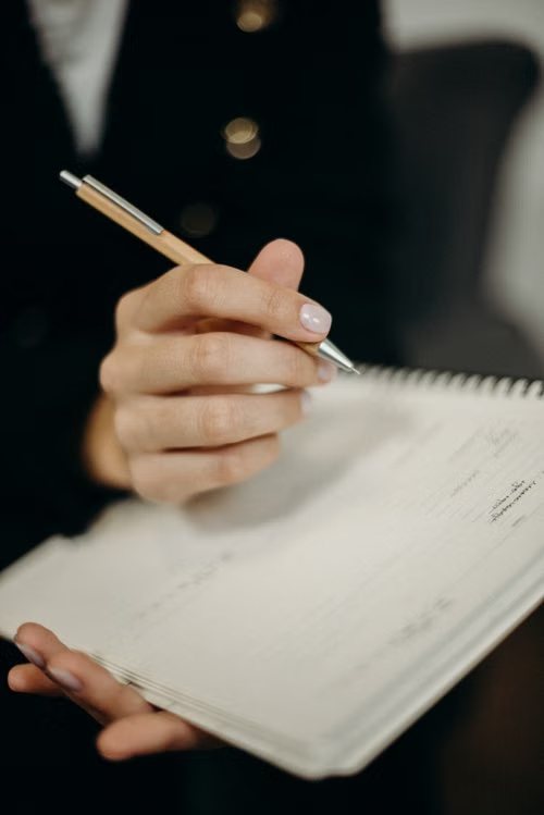 Une main prend des notes dans un carnet