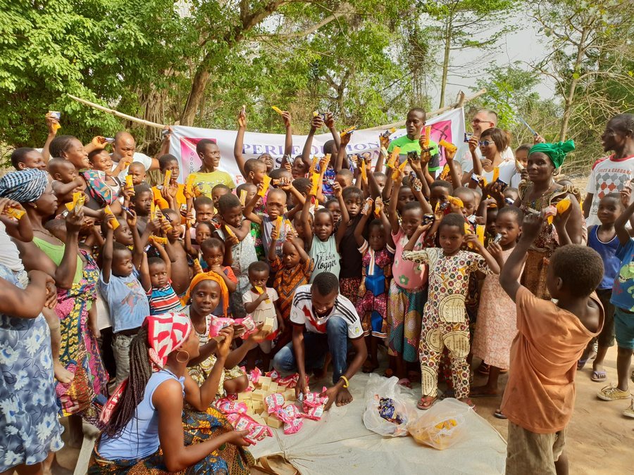 Une distribution organisée par Perle du Monde dans un village du Togo
